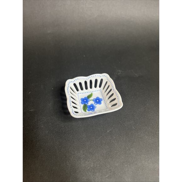 Williamsburg Reticulated Trinket Dish Square Blue Floral Vintage Ceramic Accent - Picture 2 of 5